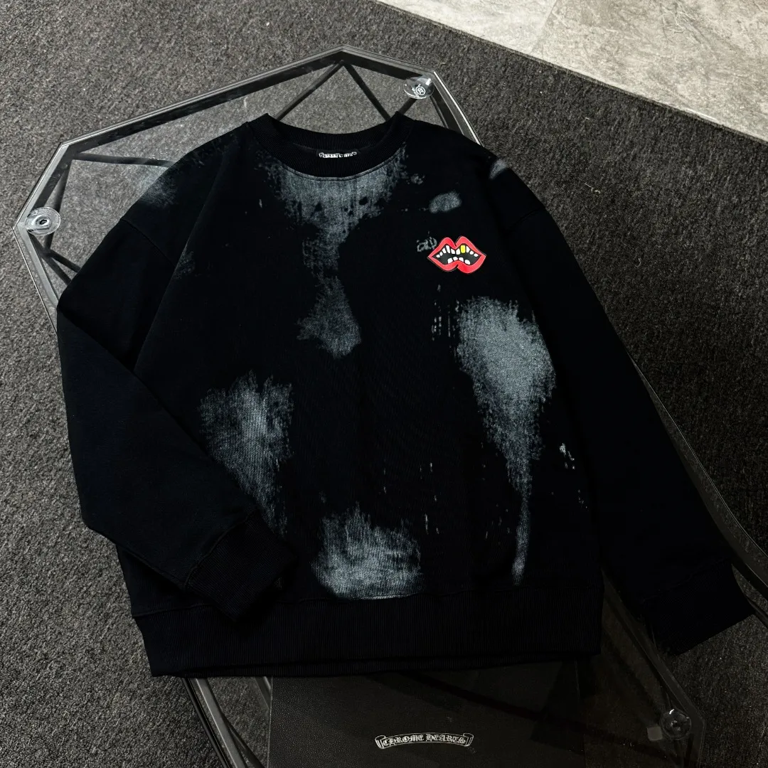 P190 Chrome Hearts 25 high-version round-neck sweatshirts, dropped shoulders and loose fit, 100% cotton fabric weighing 380 grams, no deformation, no shrinkage, complete with three labels, same style for men and women. Technology: Imported Kornit digital direct-injection printing technology, hand-painted graffiti technology. Color: Black SIZE: XS-L